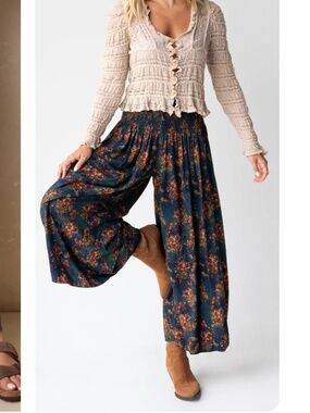 Make A Move Wide-Leg Palazzo Pant - Navy Red Feathers - M